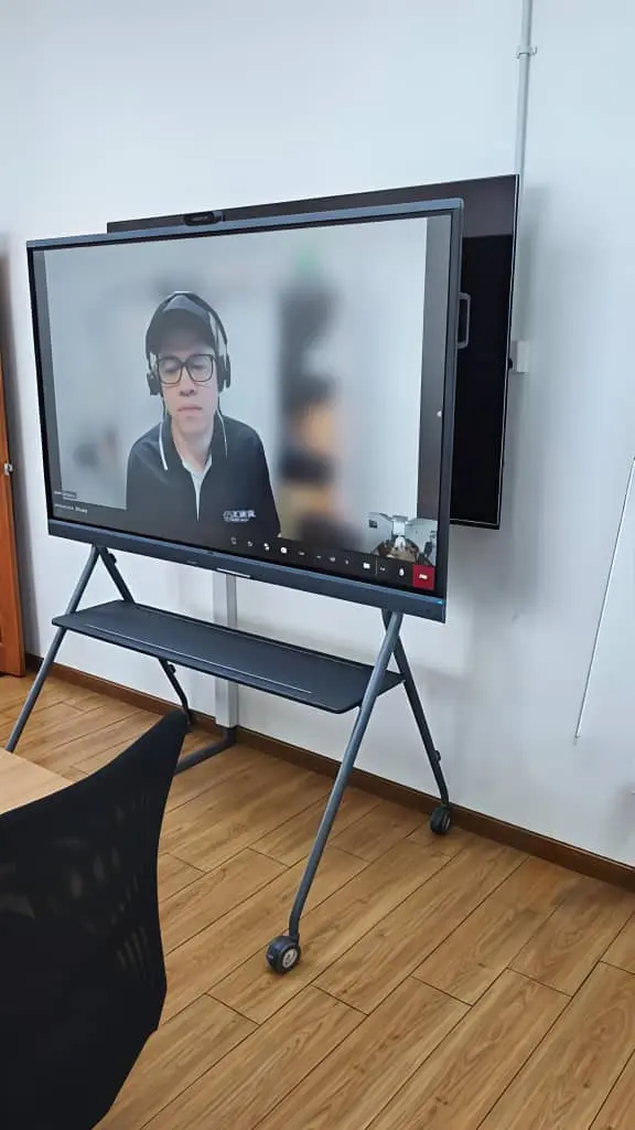 Customer collaboration space for flexible team discussions