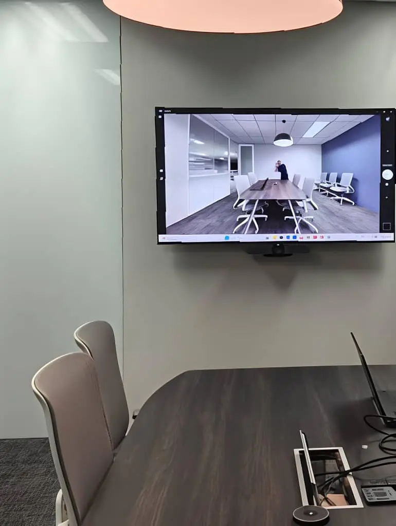 Compact customer huddle room for small group video calls